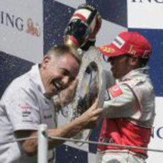 Hamilton moja a Whitmarsh con champán