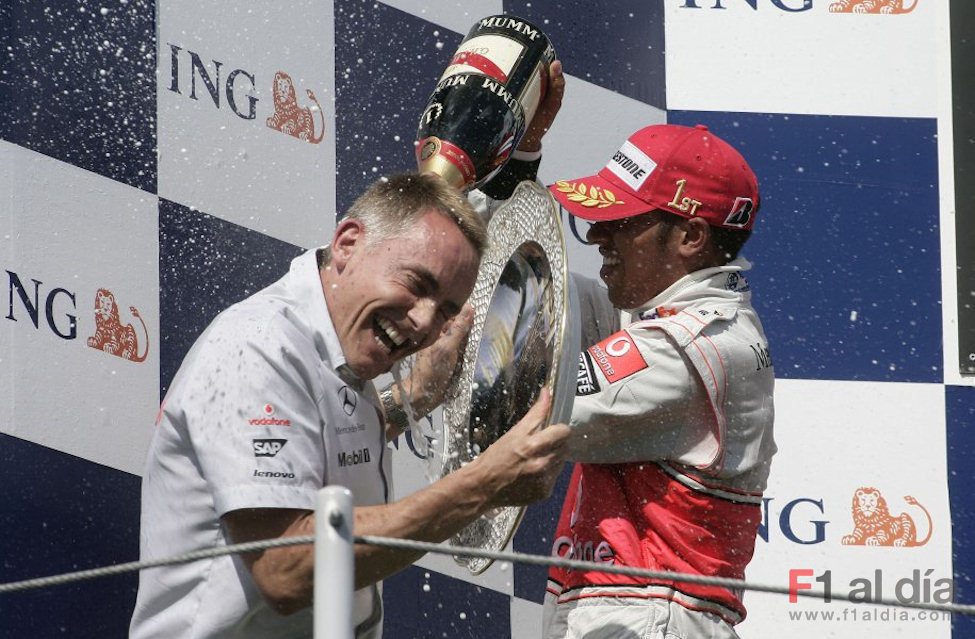 Hamilton moja a Whitmarsh con champán