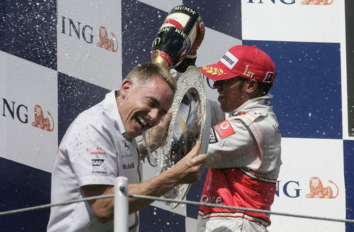 Hamilton moja a Whitmarsh con champán