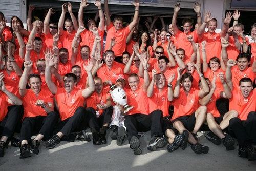 El equipo McLaren celebra la victoria