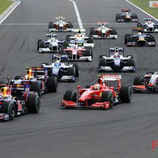 Raikkonen entra en la primera curva