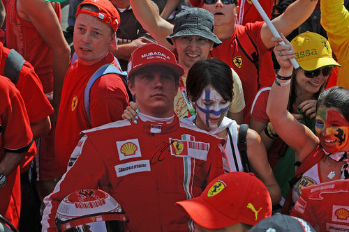 Varios aficionados de Ferrari