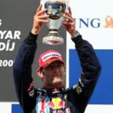 Webber levanta su trofeo
