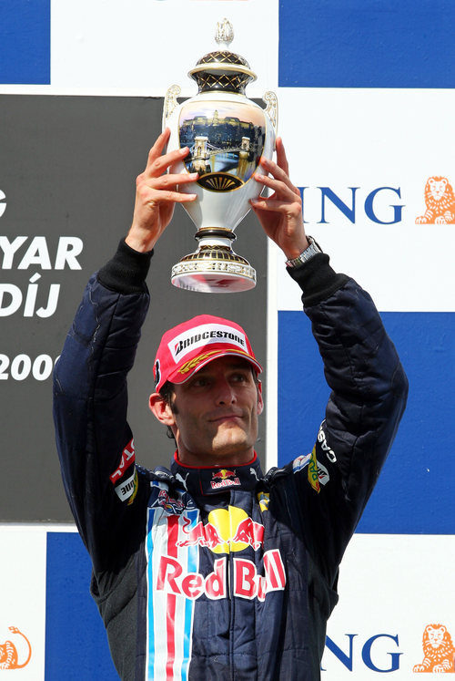 Webber levanta su trofeo