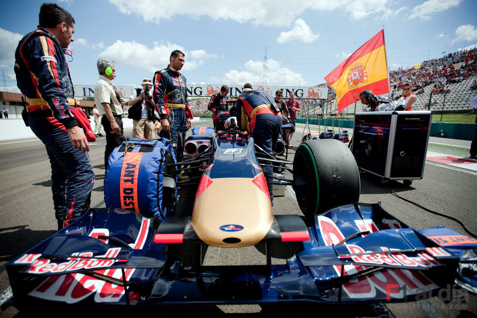 Alguersuari a punto de empezar la carrera