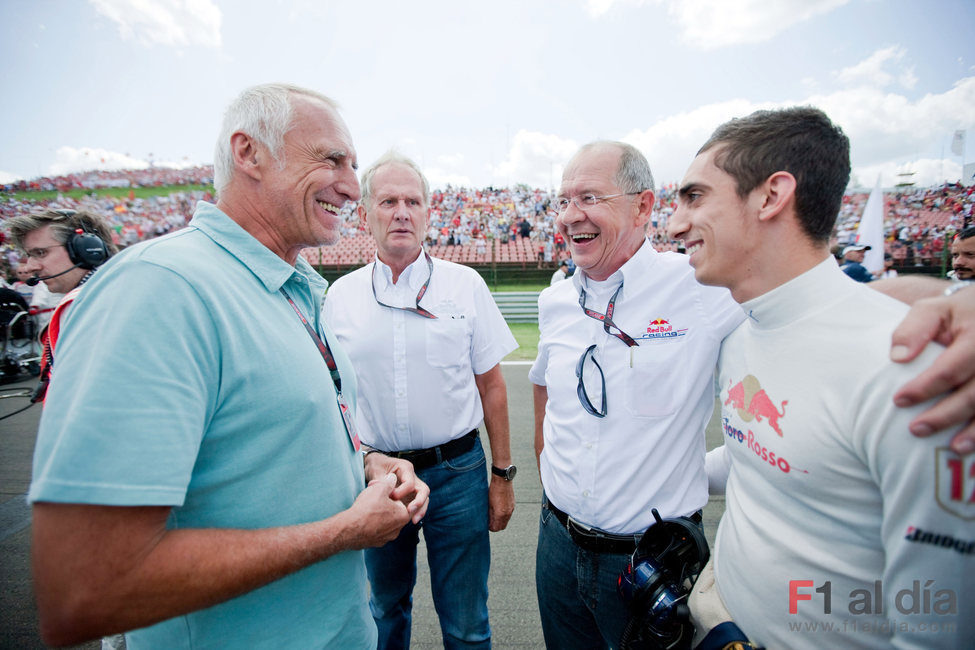 Buemi con los jefes del equipo