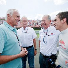 Buemi con los jefes del equipo