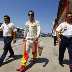 Alonso en el pit lane