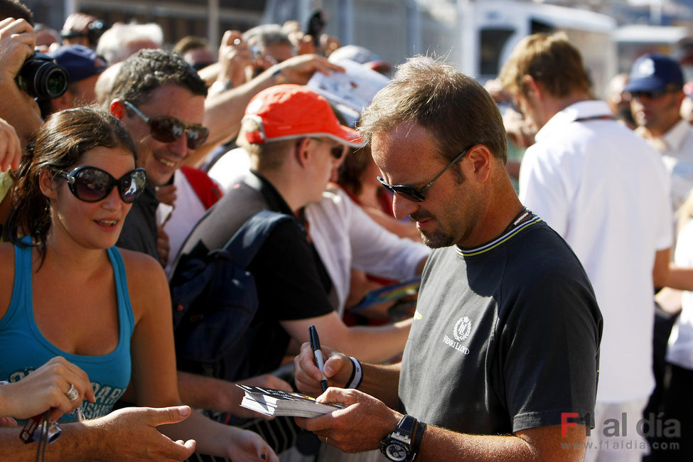 Barrichello atiende a los aficionados