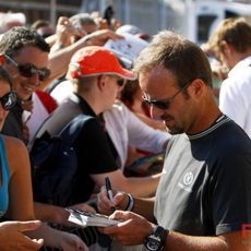 Barrichello atiende a los aficionados