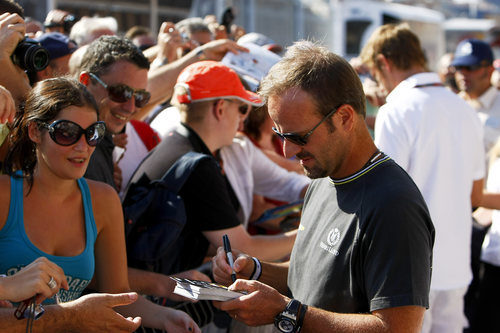 Barrichello atiende a los aficionados