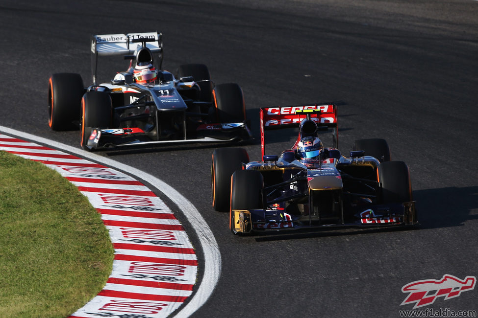 Daniel Ricicardo rueda por delante de Nico Hülkenberg