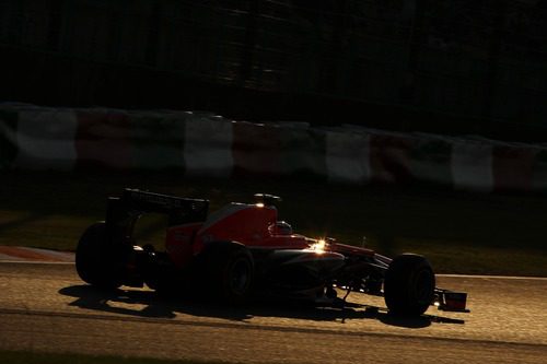 Max Chilton rueda mientras atardece en Suzuka