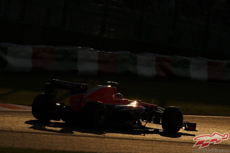 Max Chilton rueda mientras atardece en Suzuka