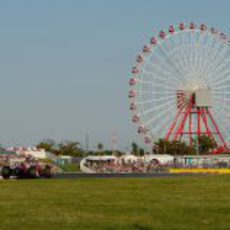 Felipe Massa rueda junto a la noria de Suzuka