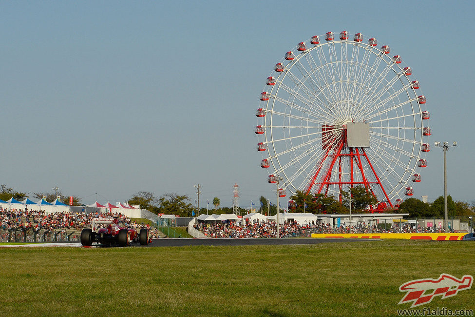 Felipe Massa rueda junto a la noria de Suzuka