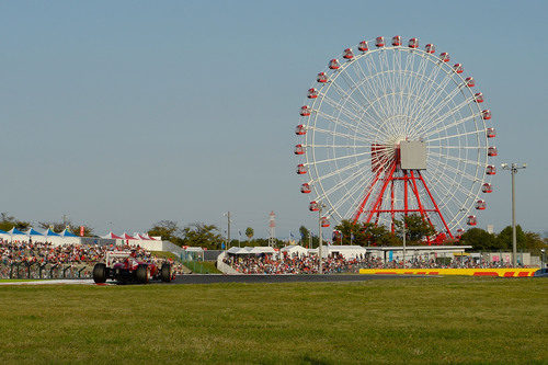 Felipe Massa rueda junto a la noria de Suzuka