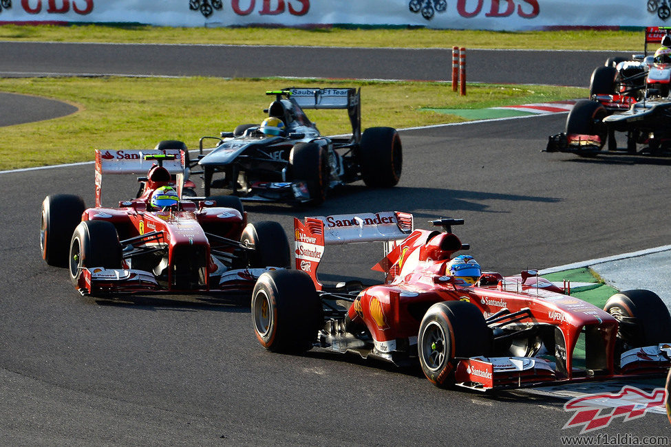 Fernando Alonso rueda por delante de Massa