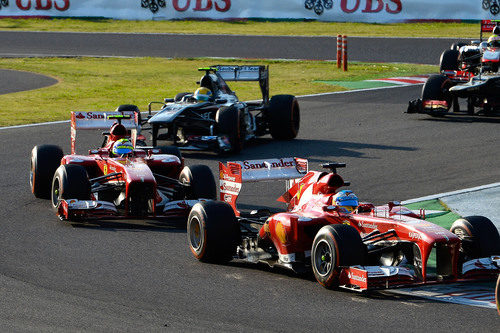 Fernando Alonso rueda por delante de Massa