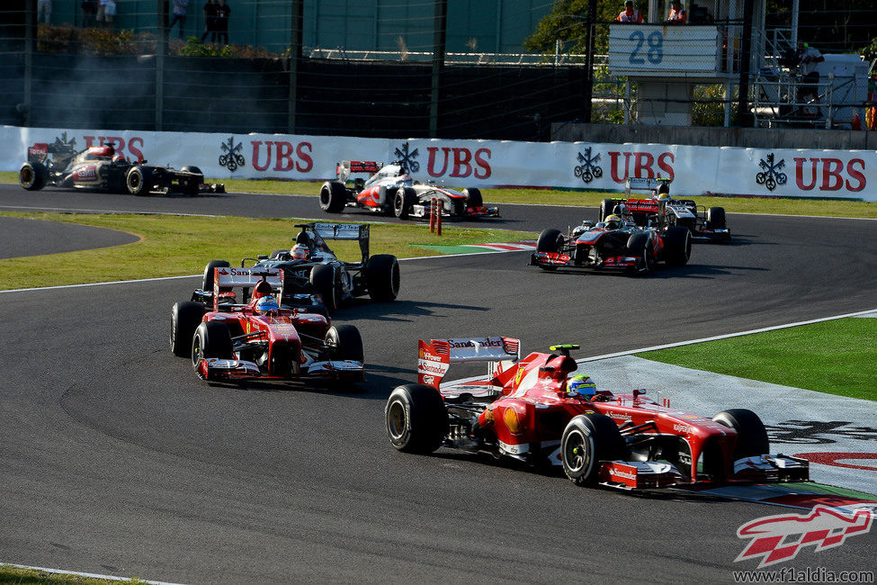 Felipe Massa rueda por delante de Alonso