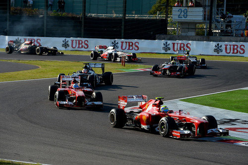 Felipe Massa rueda por delante de Alonso