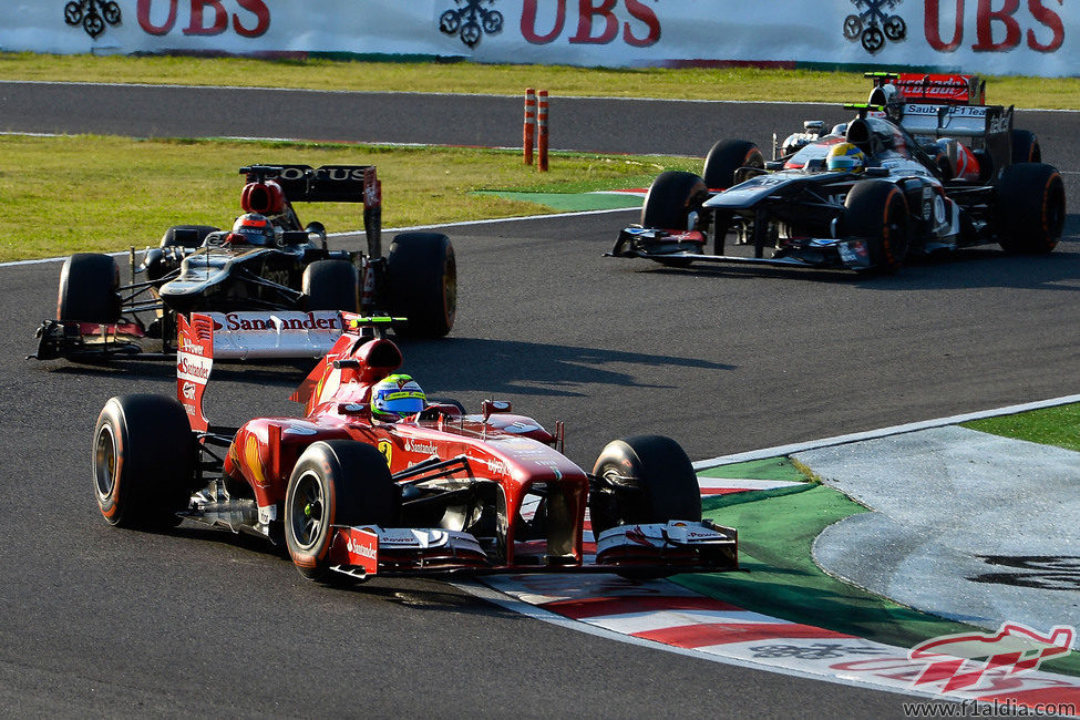 Felipe Massa rueda por delante de Räikkönen con el compuesto duro