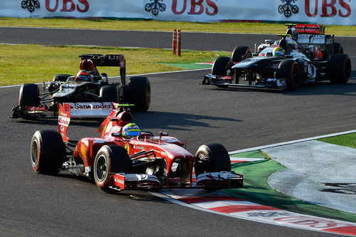 Felipe Massa rueda por delante de Räikkönen con el compuesto duro
