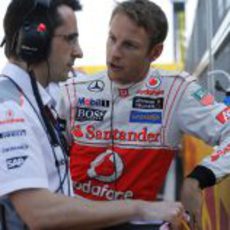 Jenson Button habla con su ingeniero antes de la carrera