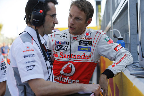 Jenson Button habla con su ingeniero antes de la carrera
