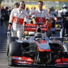 Los mecánicos de McLaren empujan a Jenson Button en la salida