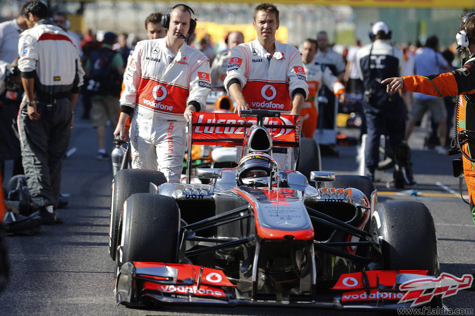 Los mecánicos de McLaren empujan a Jenson Button en la salida