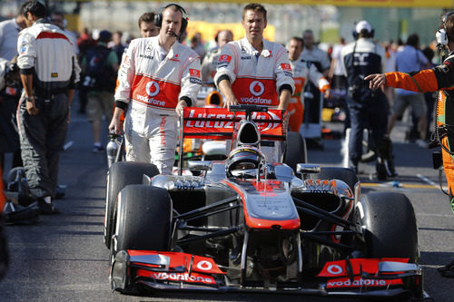 Los mecánicos de McLaren empujan a Jenson Button en la salida