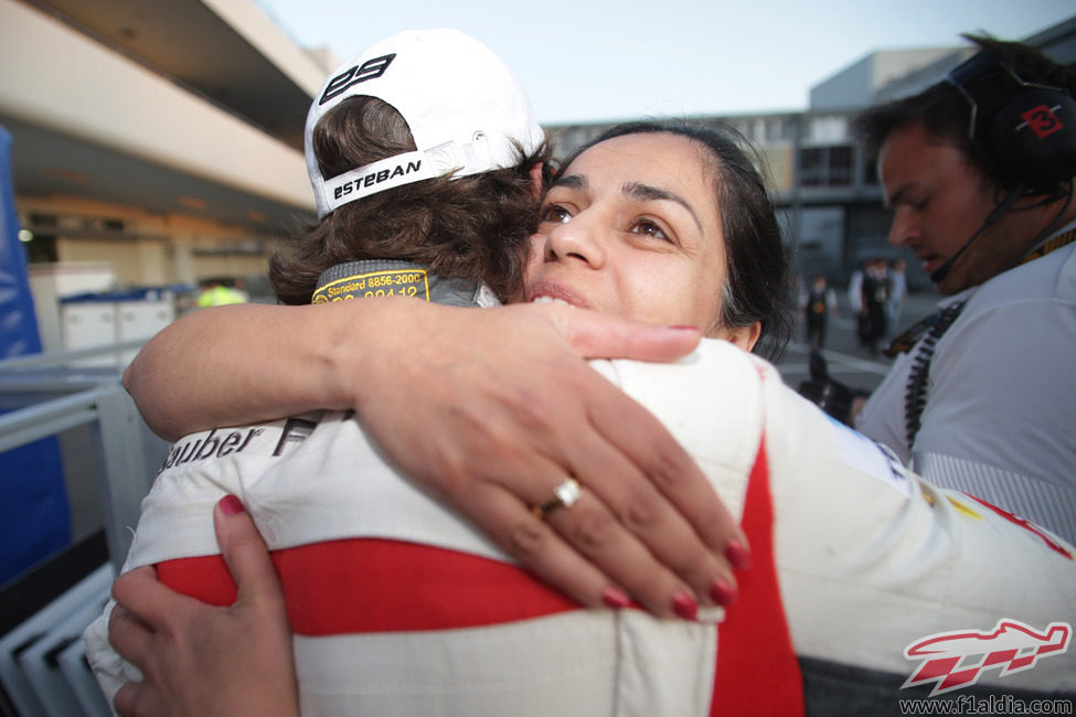 Abrazo entre Esteban Gutiérrez y Monisha Kaltenborn