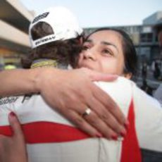 Abrazo entre Esteban Gutiérrez y Monisha Kaltenborn