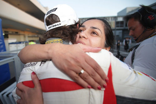 Abrazo entre Esteban Gutiérrez y Monisha Kaltenborn