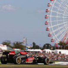 Kimi Räikkönen se acerca a la recta de meta del circuito de Suzuka