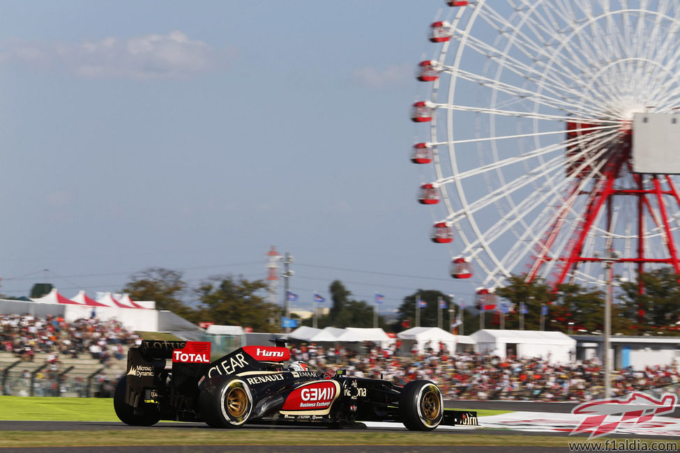 Kimi Räikkönen se acerca a la recta de meta del circuito de Suzuka