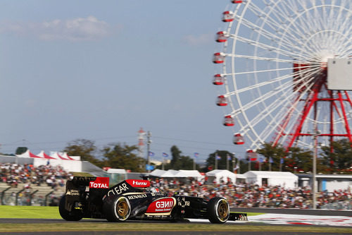 Kimi Räikkönen se acerca a la recta de meta del circuito de Suzuka
