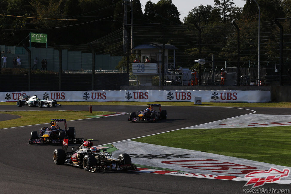 Romain Grosjean lidera por delante de Mark Webber y Sebastian Vettel