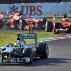 Nico Rosberg por delante de los dos Ferrari tras la salida