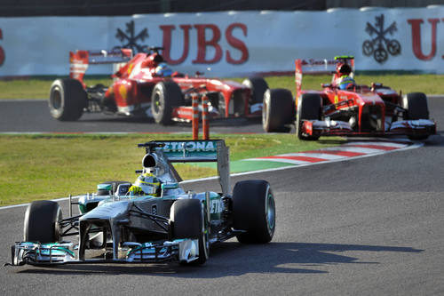 Nico Rosberg por delante de los dos Ferrari tras la salida