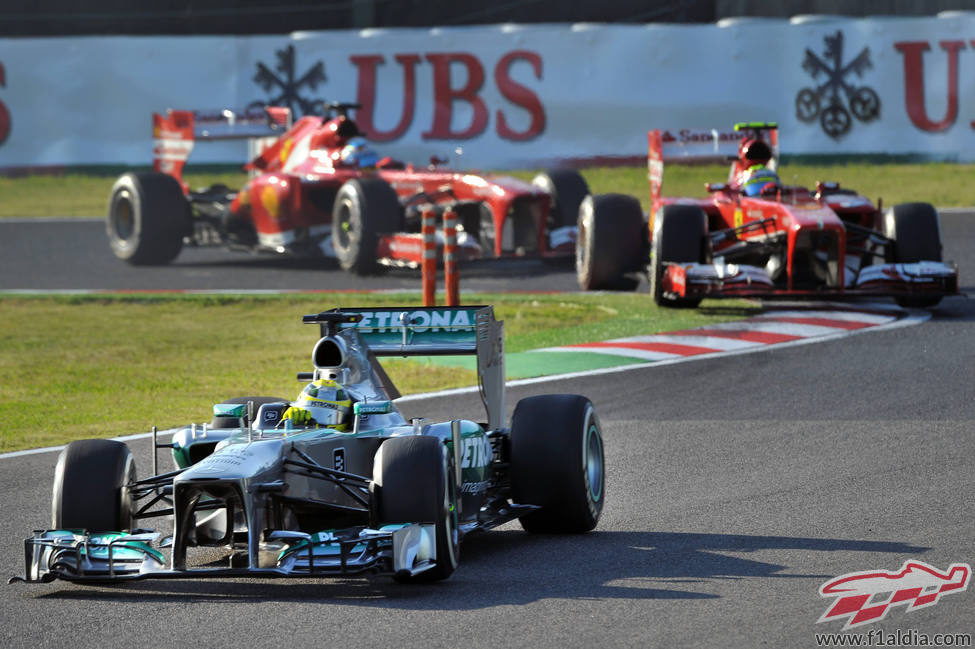 Nico Rosberg por delante de los dos Ferrari tras la salida