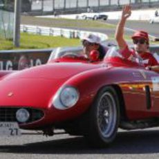 Fernando Alonso saluda en el 'drivers' parade'