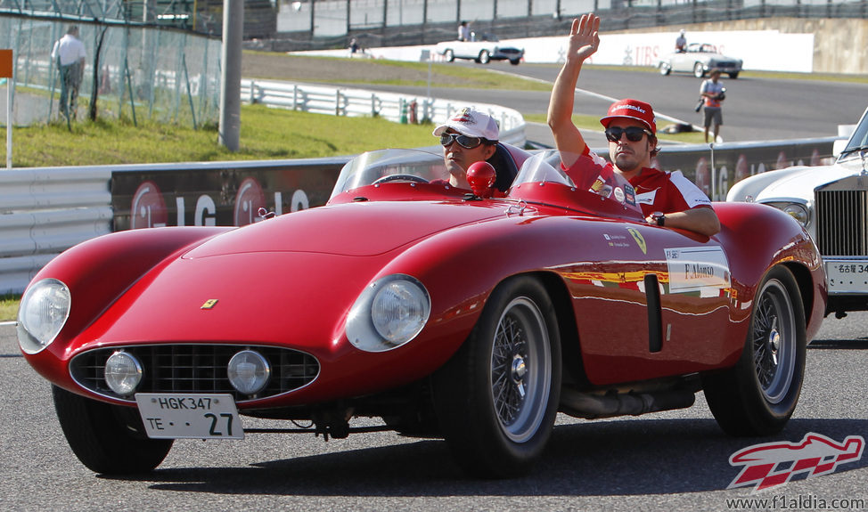 Fernando Alonso saluda en el 'drivers' parade'