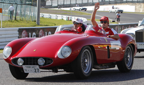 Fernando Alonso saluda en el 'drivers' parade'