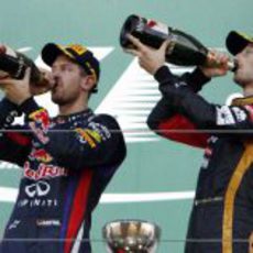 Sebastian Vettel y Romain Grosjean beben champán en el podio
