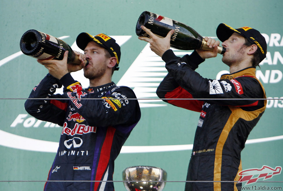 Sebastian Vettel y Romain Grosjean beben champán en el podio