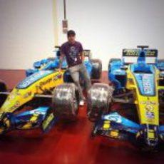 Fernando Alonso con sus dos coches campeones