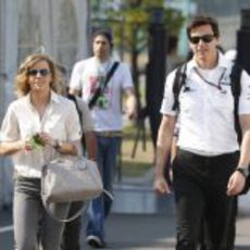 Los Wolff a la entrada del paddock de Suzuka