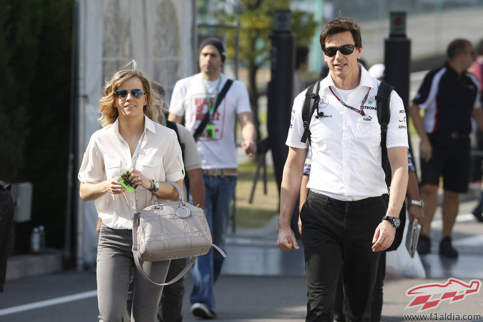 Los Wolff a la entrada del paddock de Suzuka